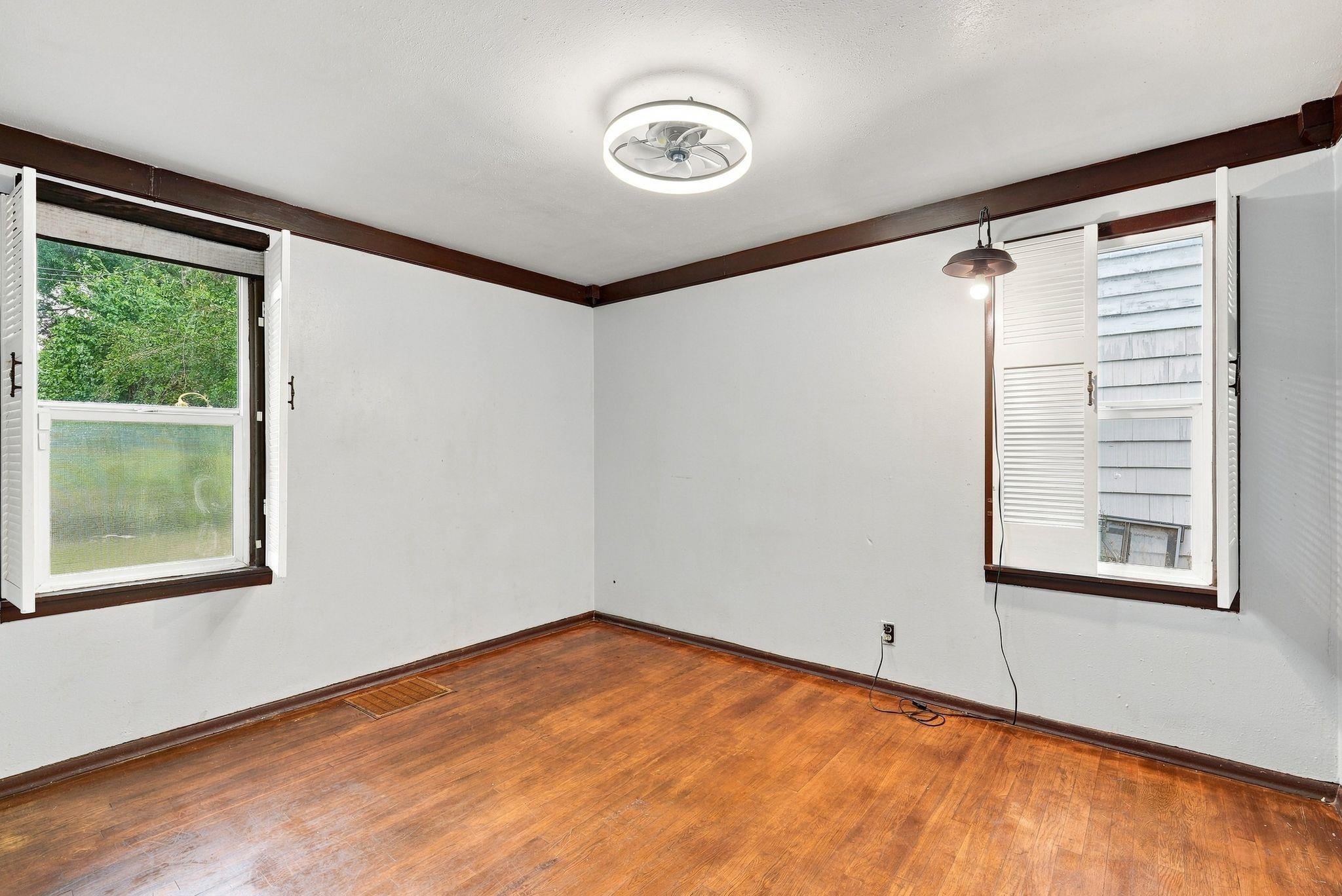 5619 N Elm St - Photo 4