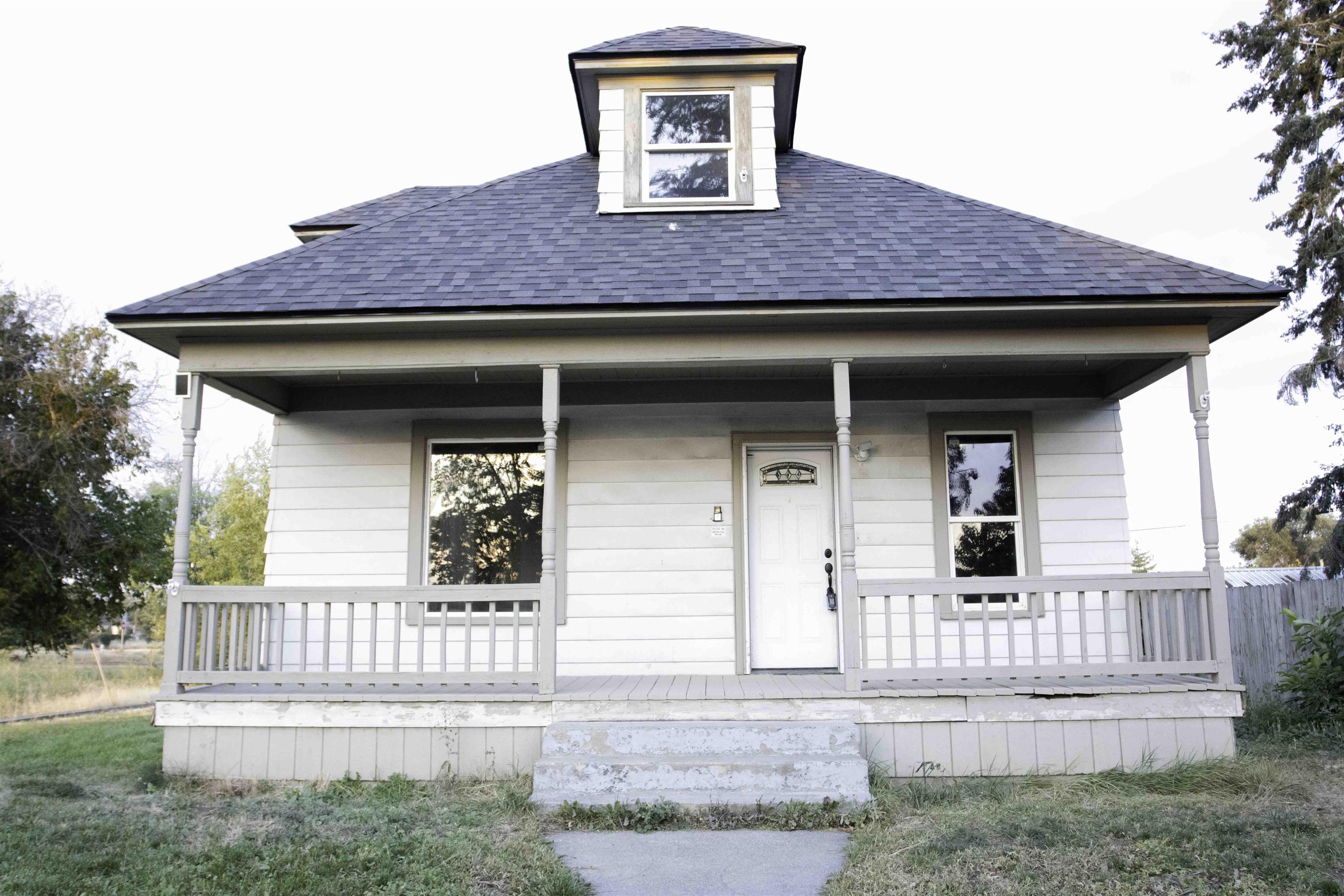 323 S Fiske St - Photo 1