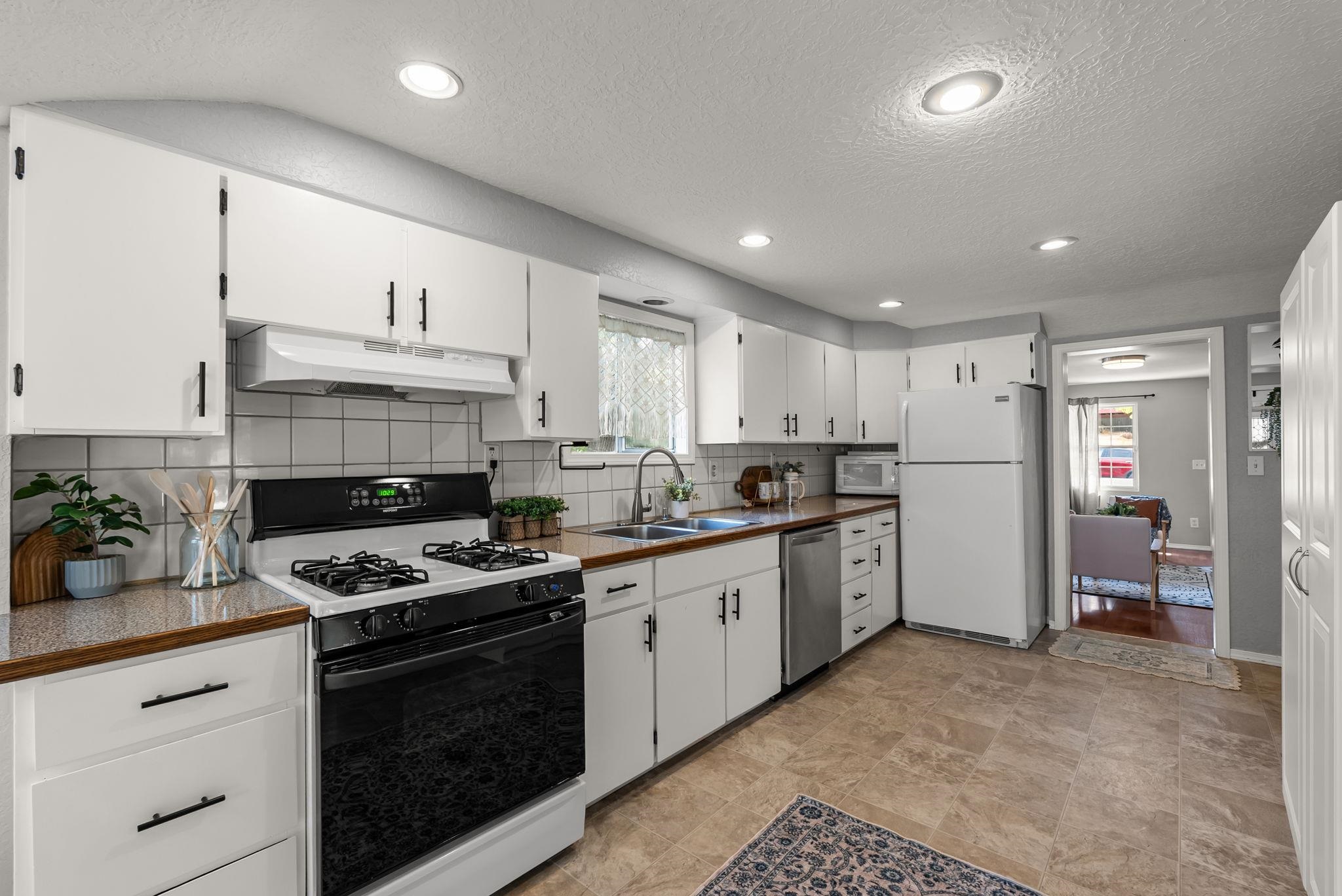 3929 E 8th Ave - Photo 10