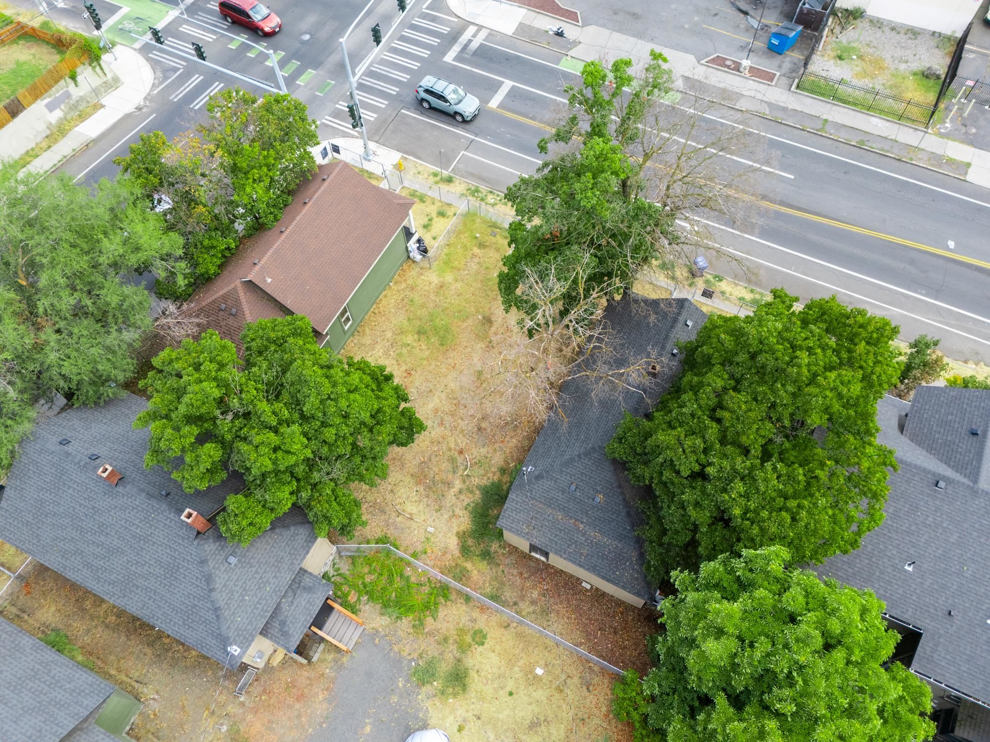 1606 W Maxwell Ave - Photo 1