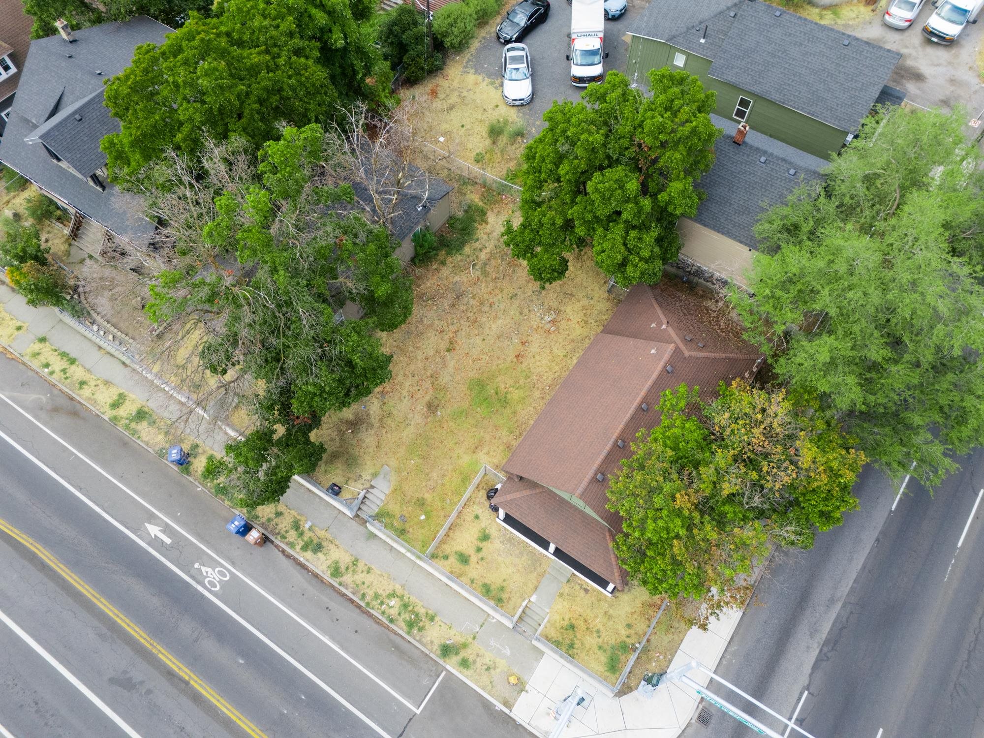 1606 W Maxwell Ave - Photo 2