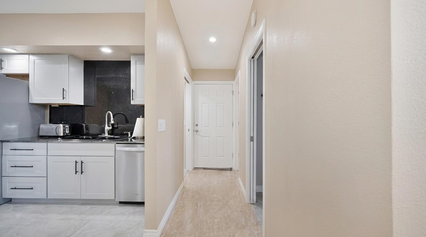 1221 7th St - Photo 4