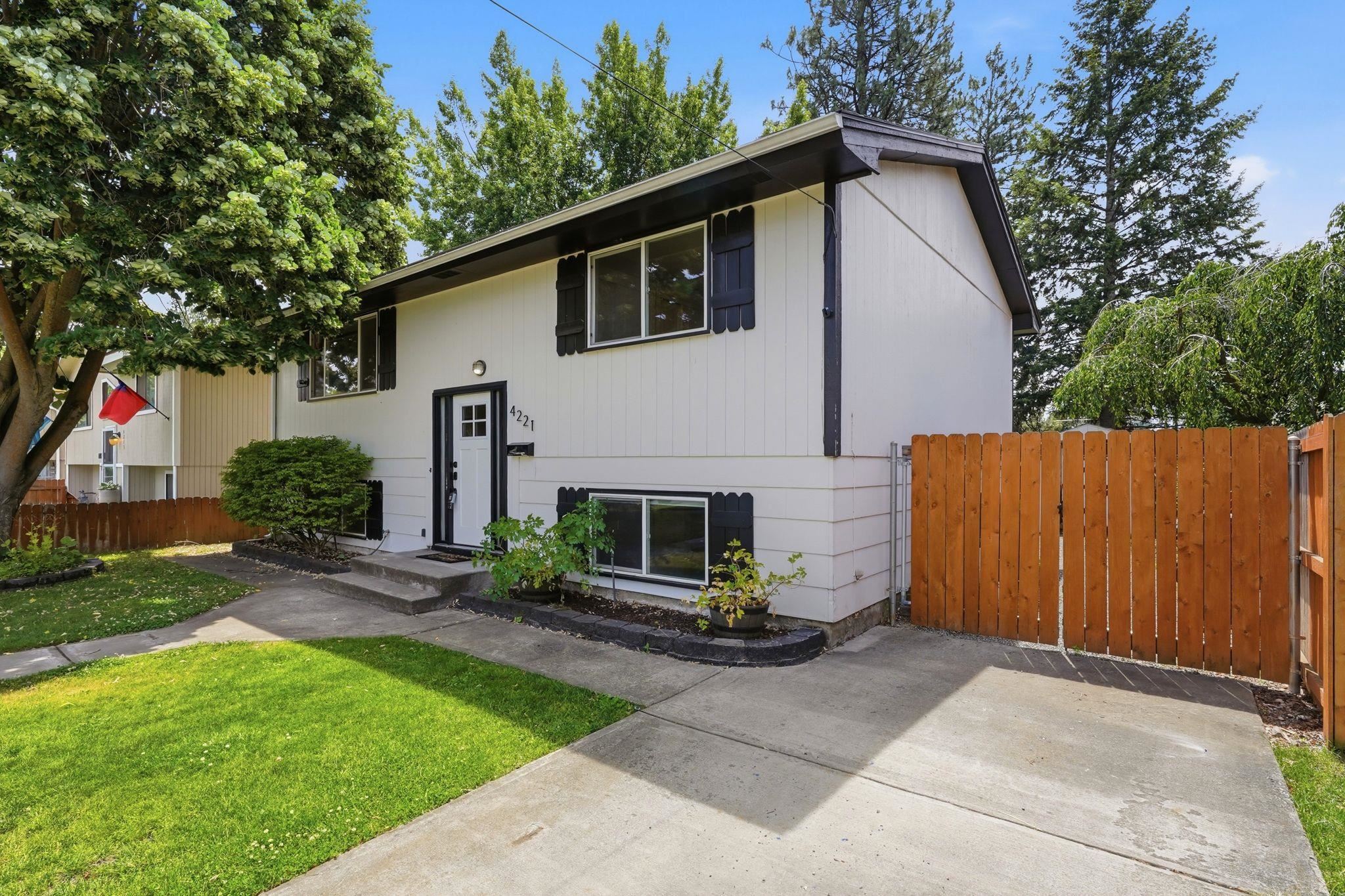 4221 W Everett Ave - Photo 1
