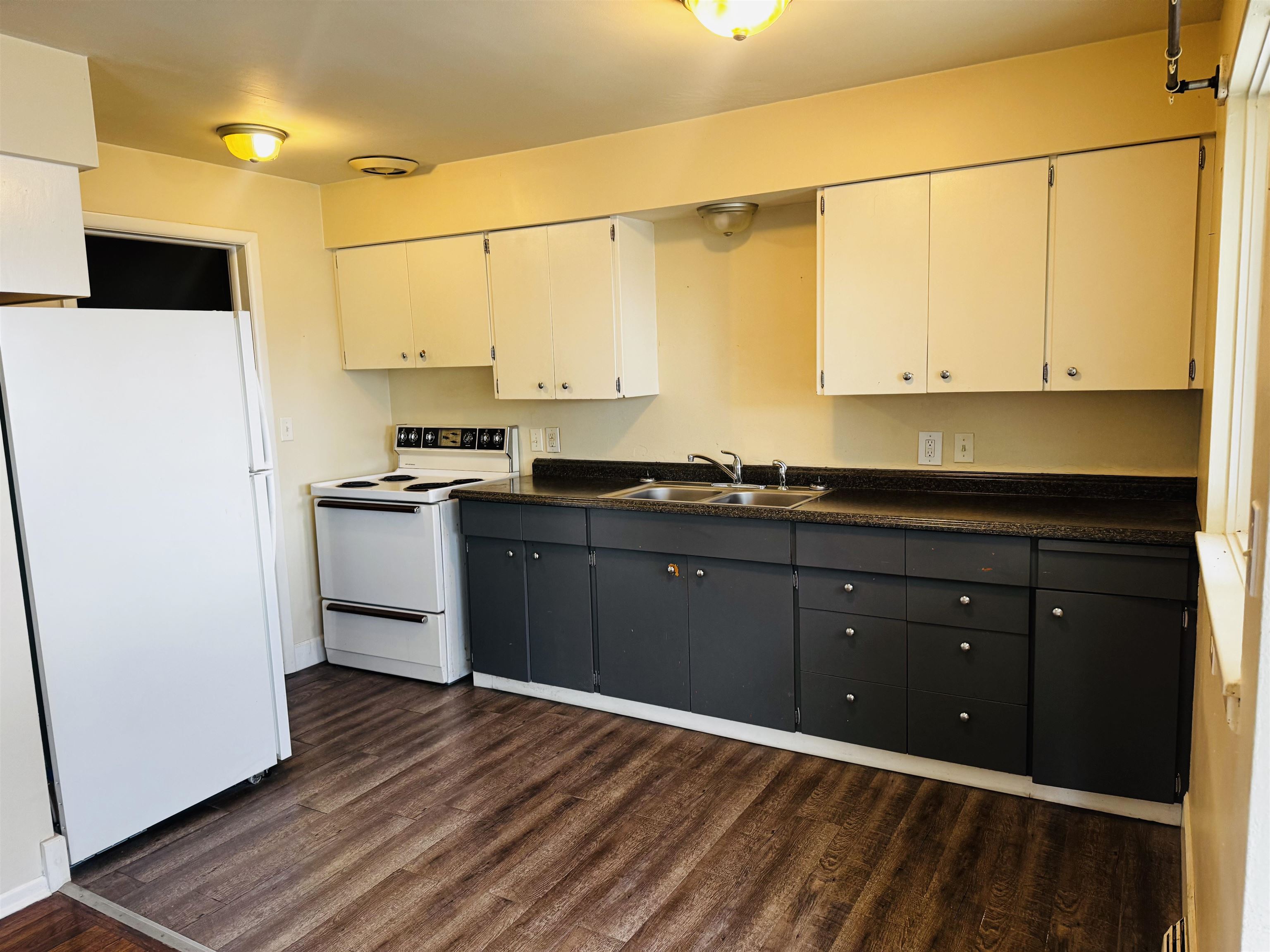 2927 E HOFFMAN St - Photo 2