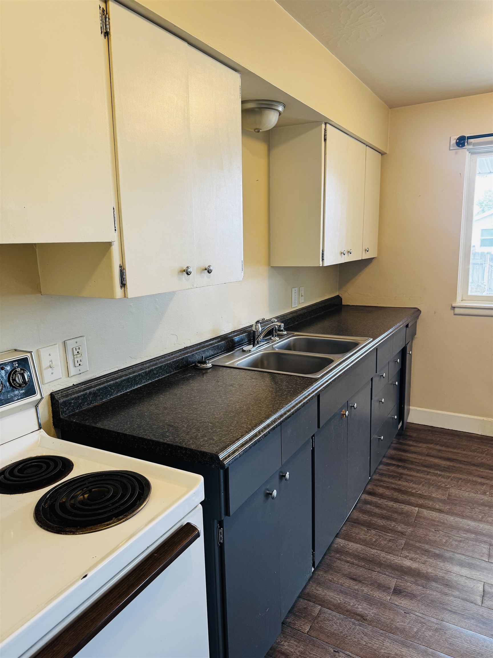 2927 E HOFFMAN St - Photo 3