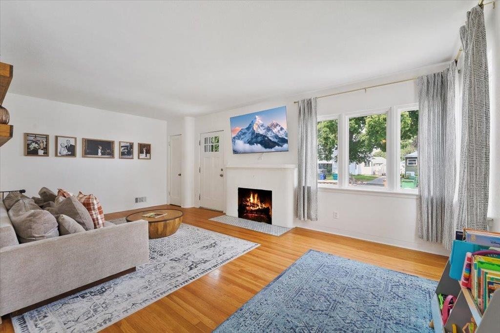 718 E 40th Ave - Photo 2