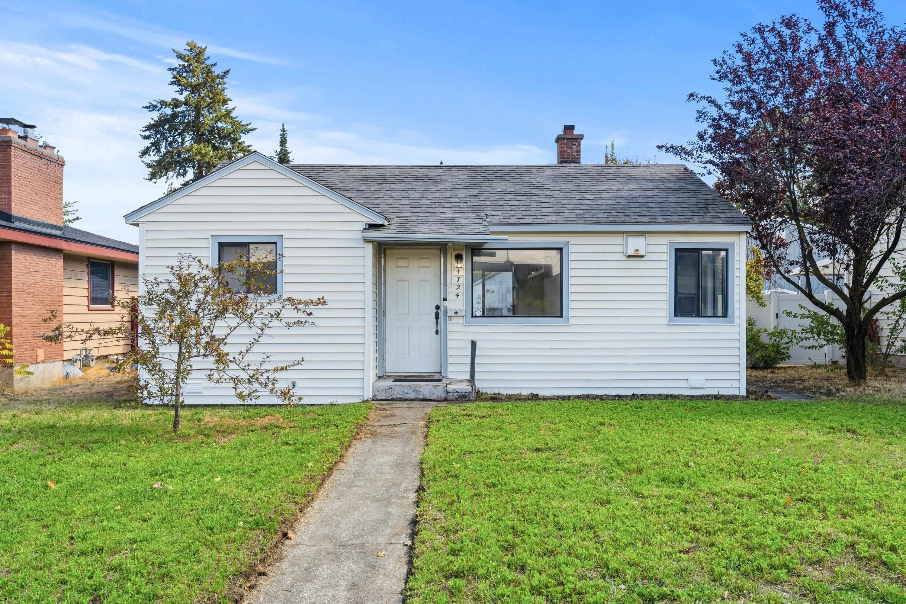 4724 N Maple St - Photo 1