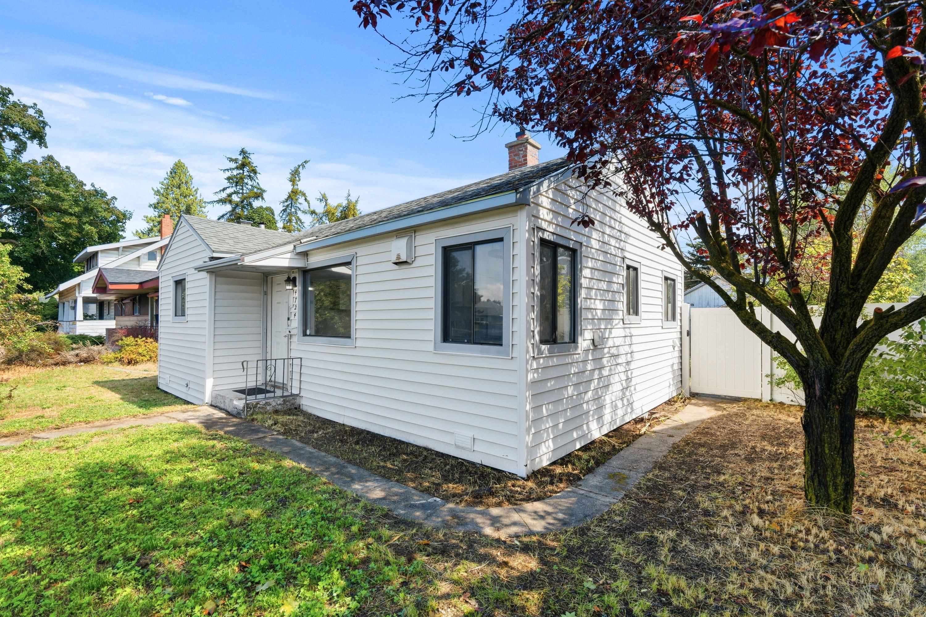 4724 N Maple St - Photo 2