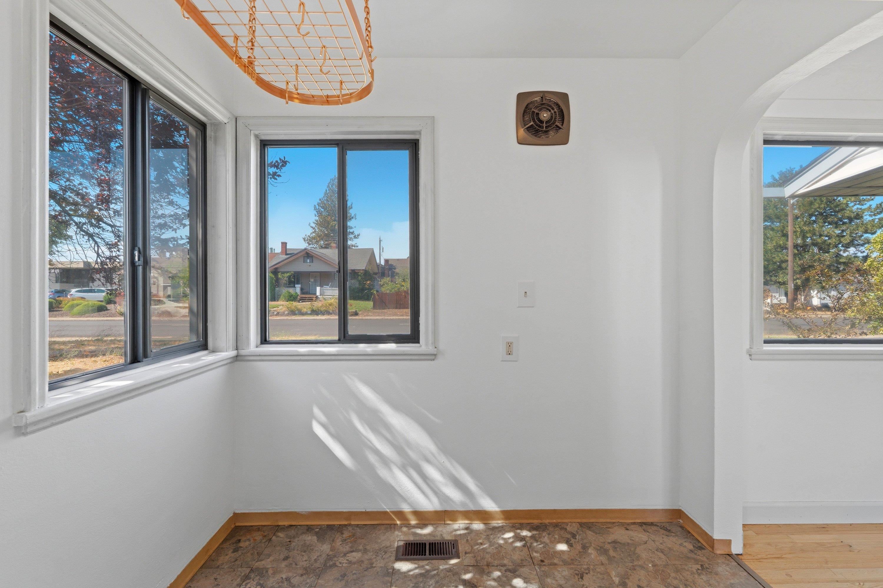 4724 N Maple St - Photo 10