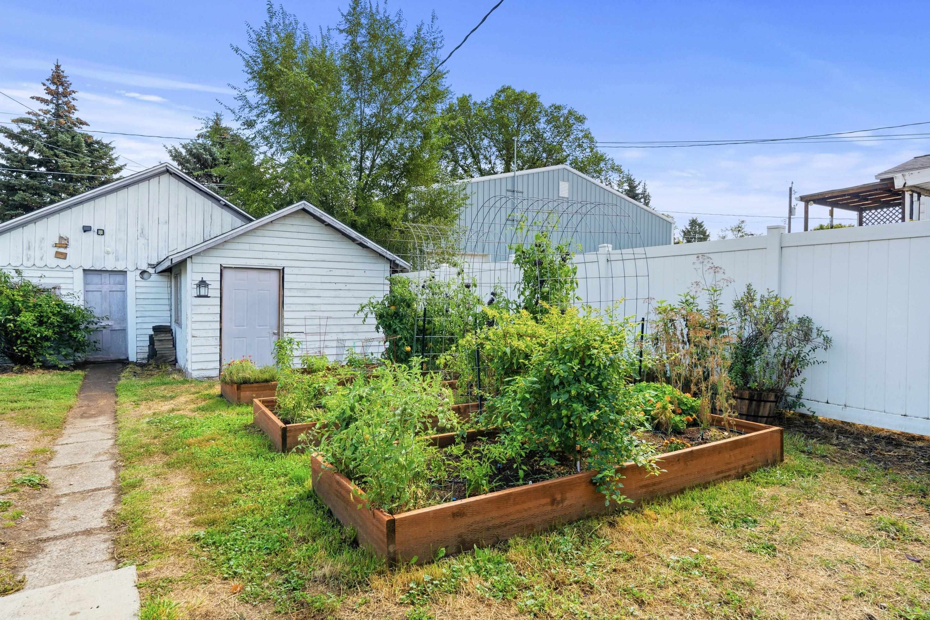 4724 N Maple St - Photo 20