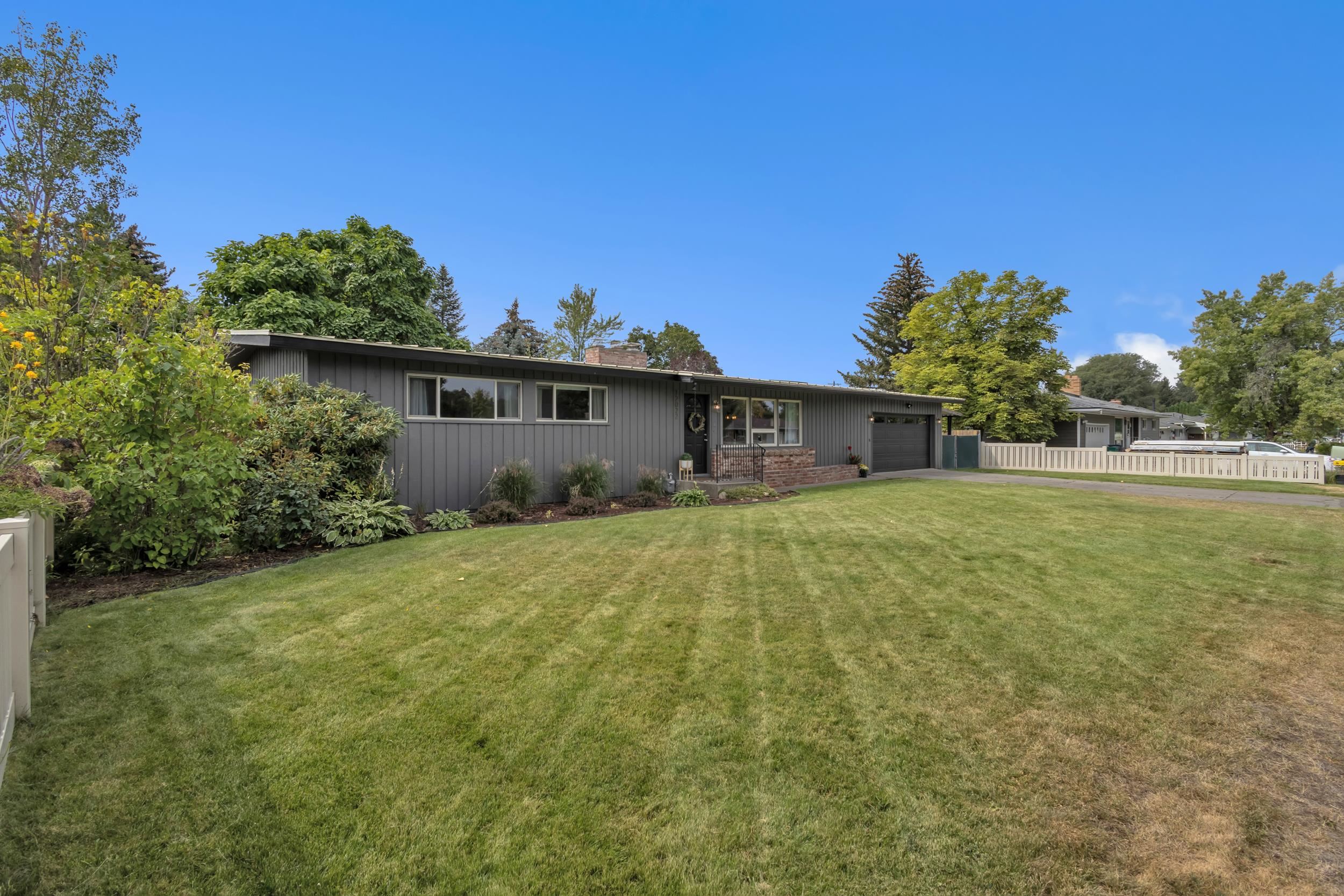 12022 E Skyview Ave - Photo 2