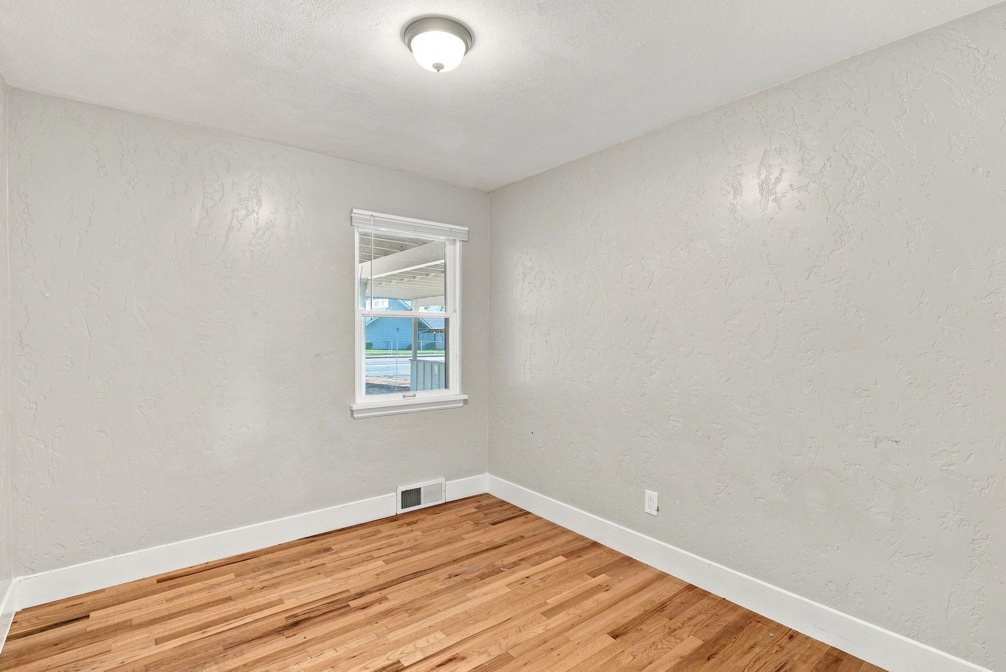 8921 E Broadway Ave - Photo 18