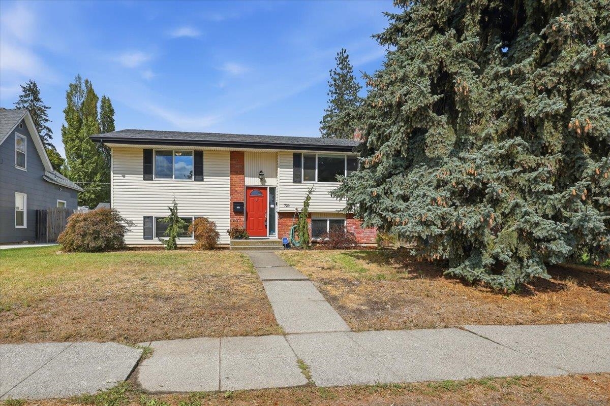 723 E 38th Ave - Photo 1