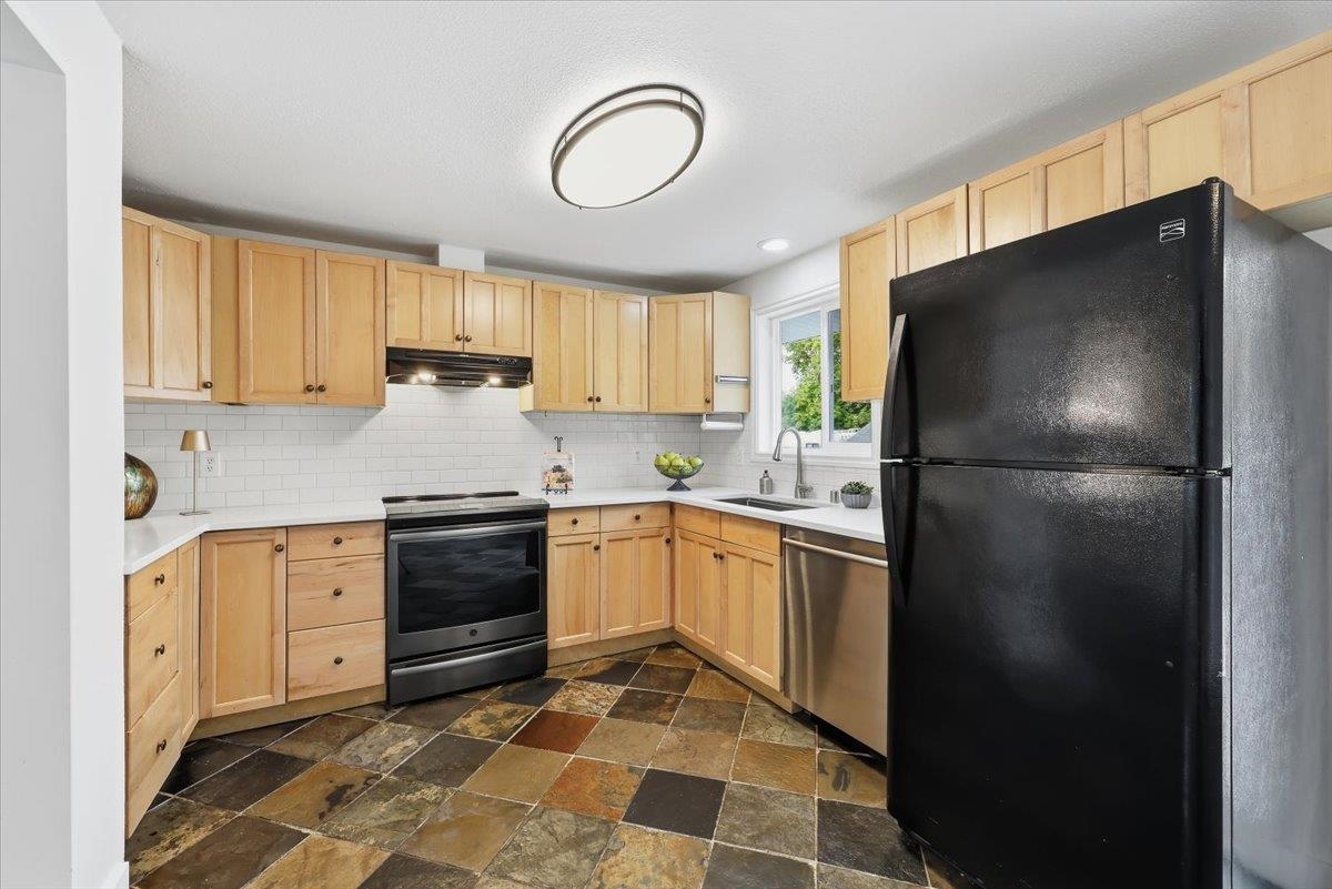 723 E 38th Ave - Photo 2