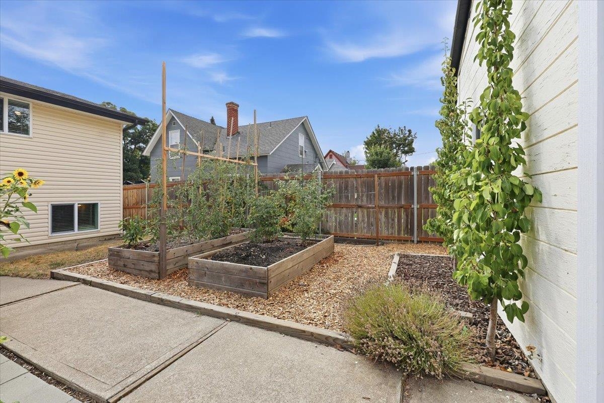 723 E 38th Ave - Photo 26