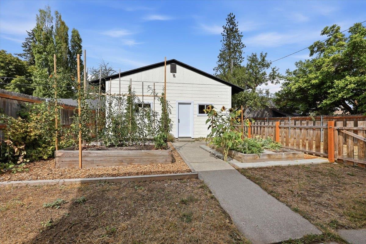 723 E 38th Ave - Photo 27