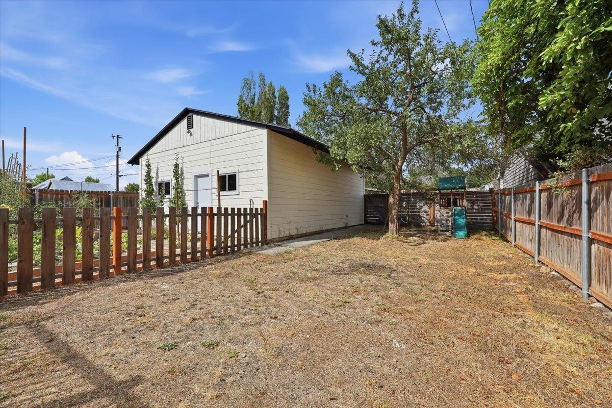723 E 38th Ave - Photo 28