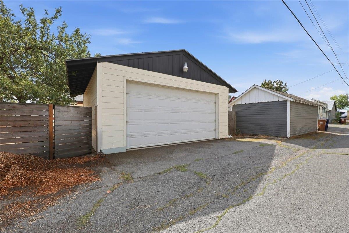 723 E 38th Ave - Photo 29