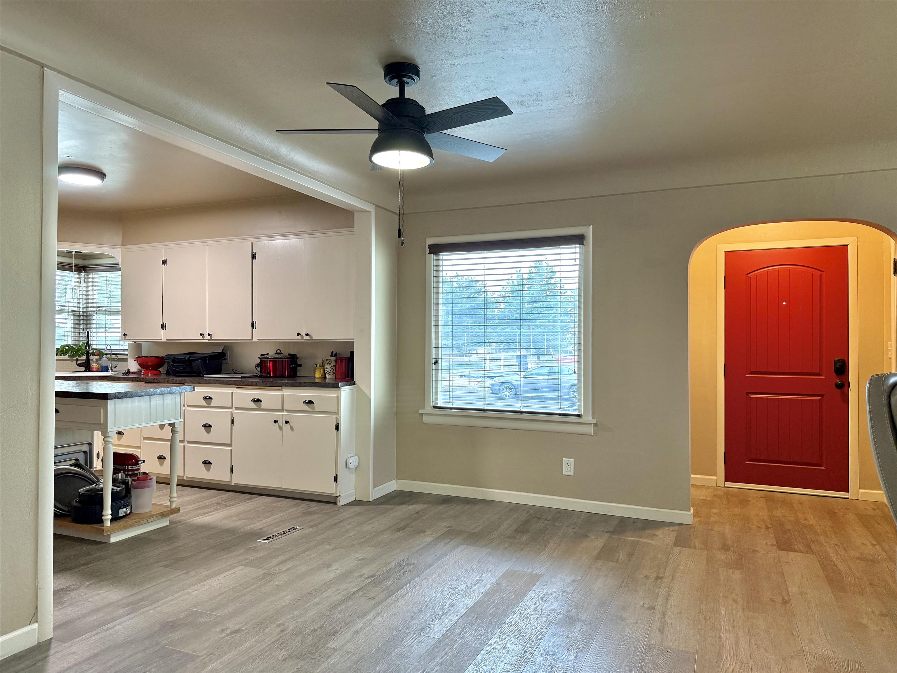 210 W 4th Ave - Photo 5