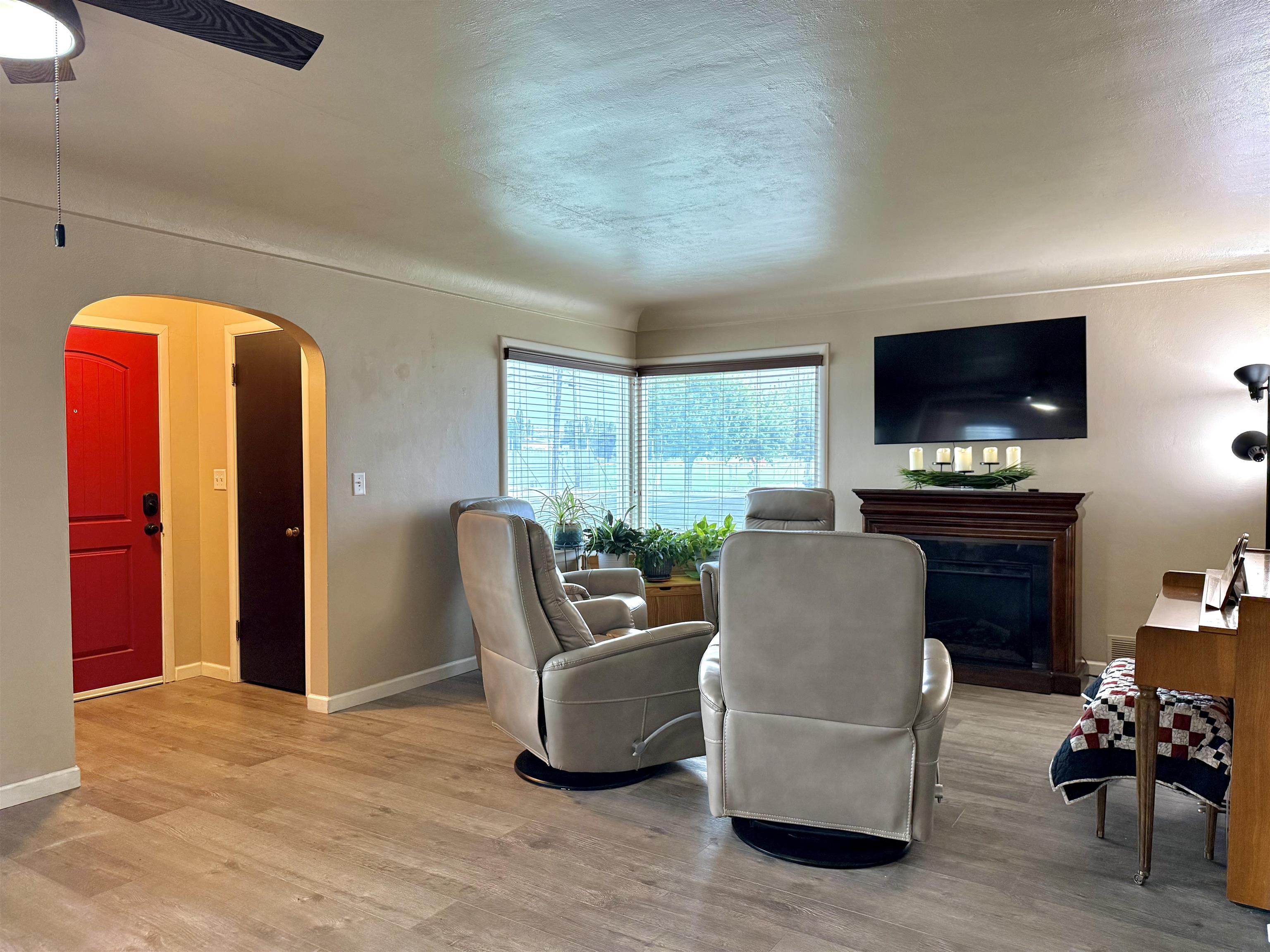 210 W 4th Ave - Photo 3