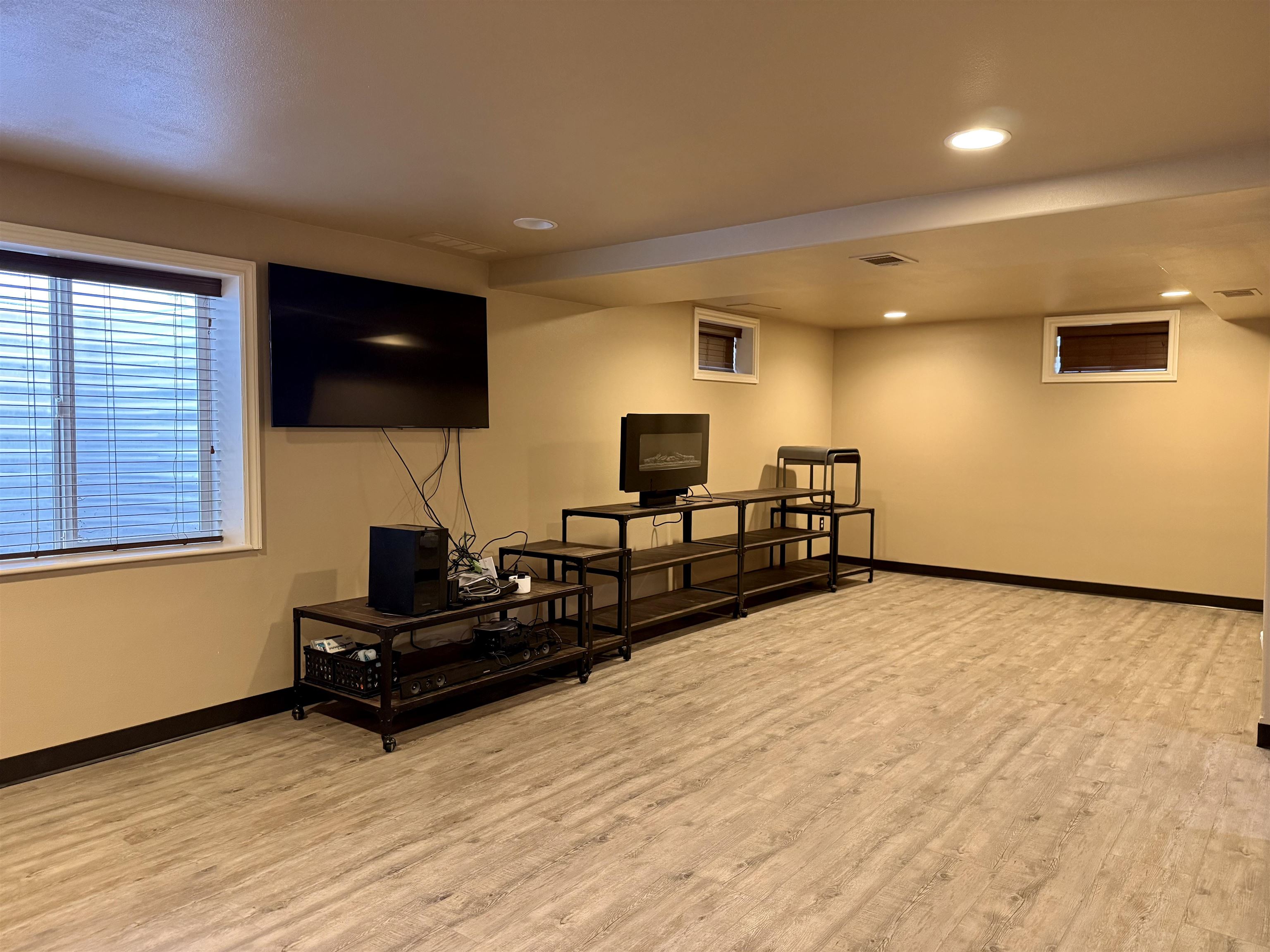 210 W 4th Ave - Photo 18