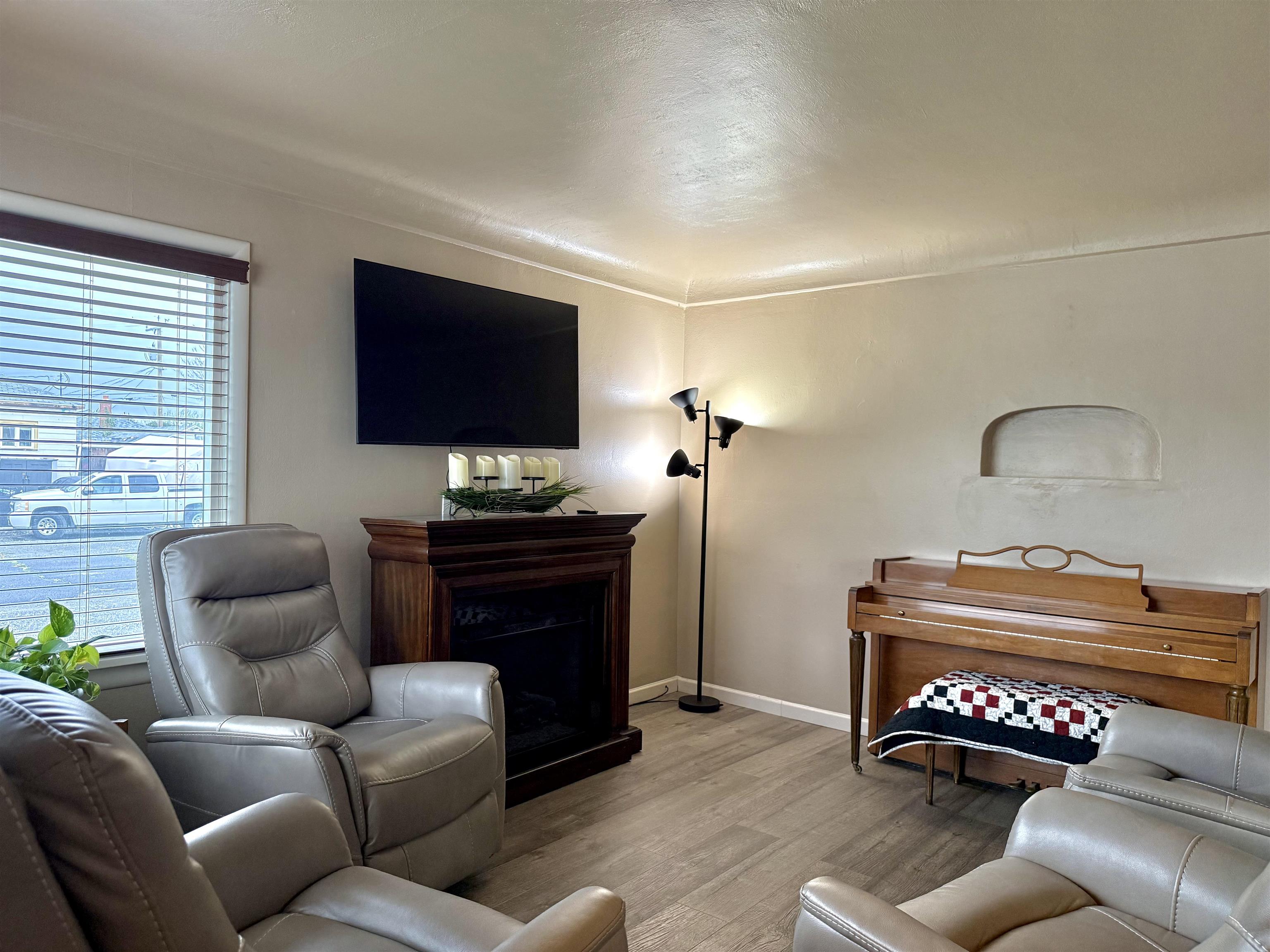 210 W 4th Ave - Photo 2