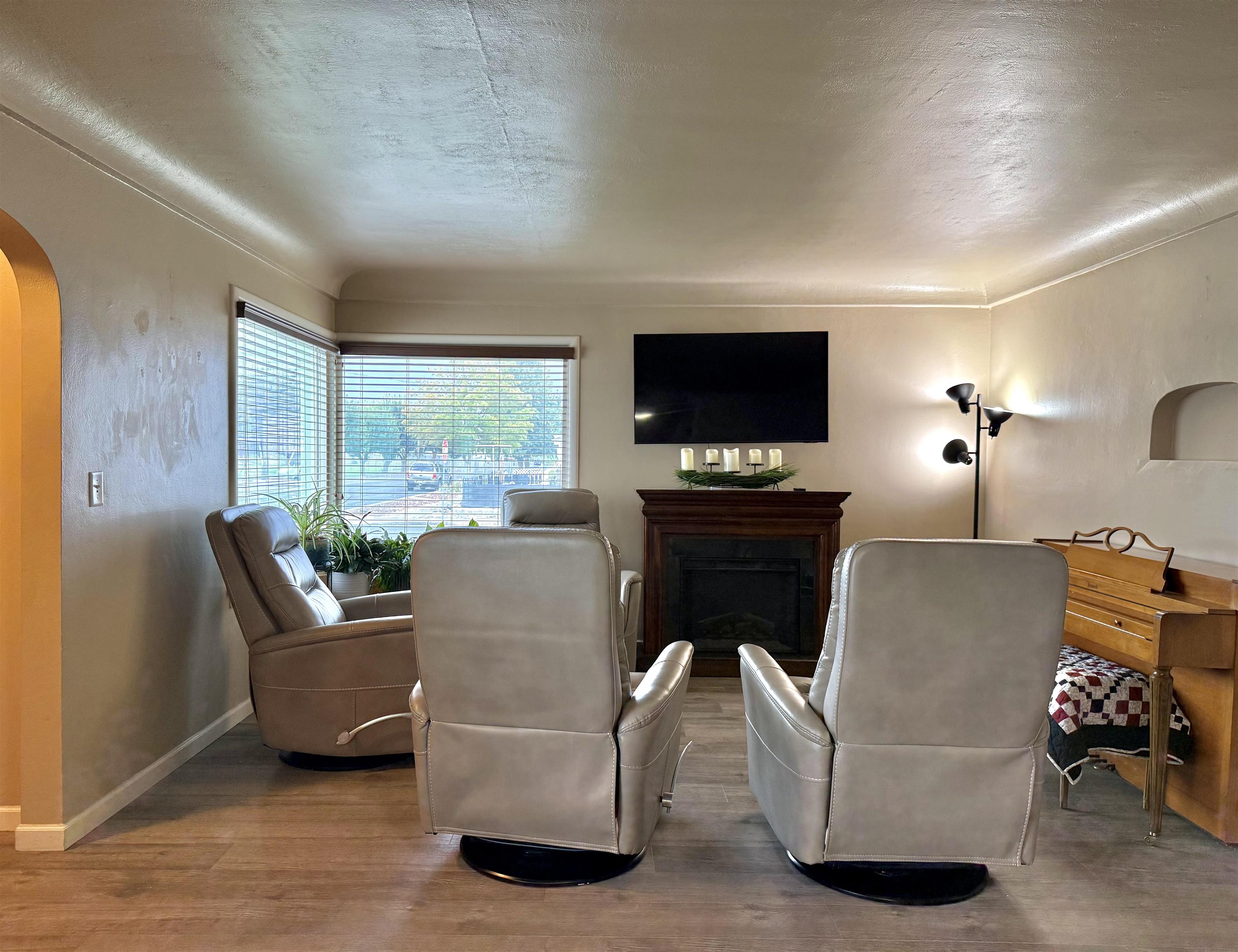210 W 4th Ave - Photo 4