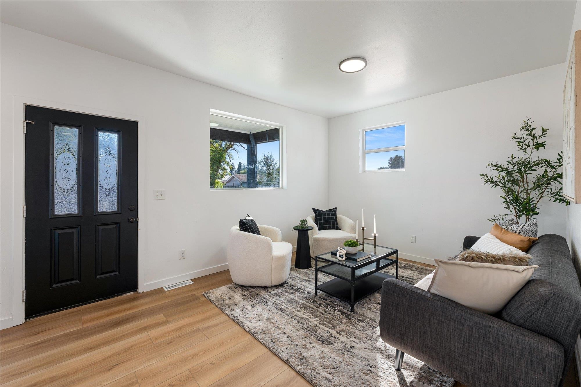 915 E Broad Ave - Photo 2