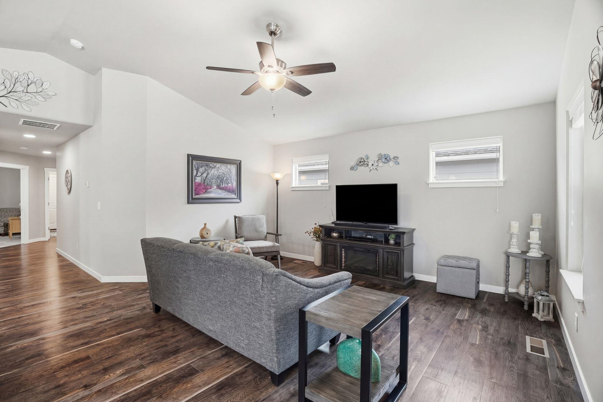 1625 N Holl Blvd - Photo 2