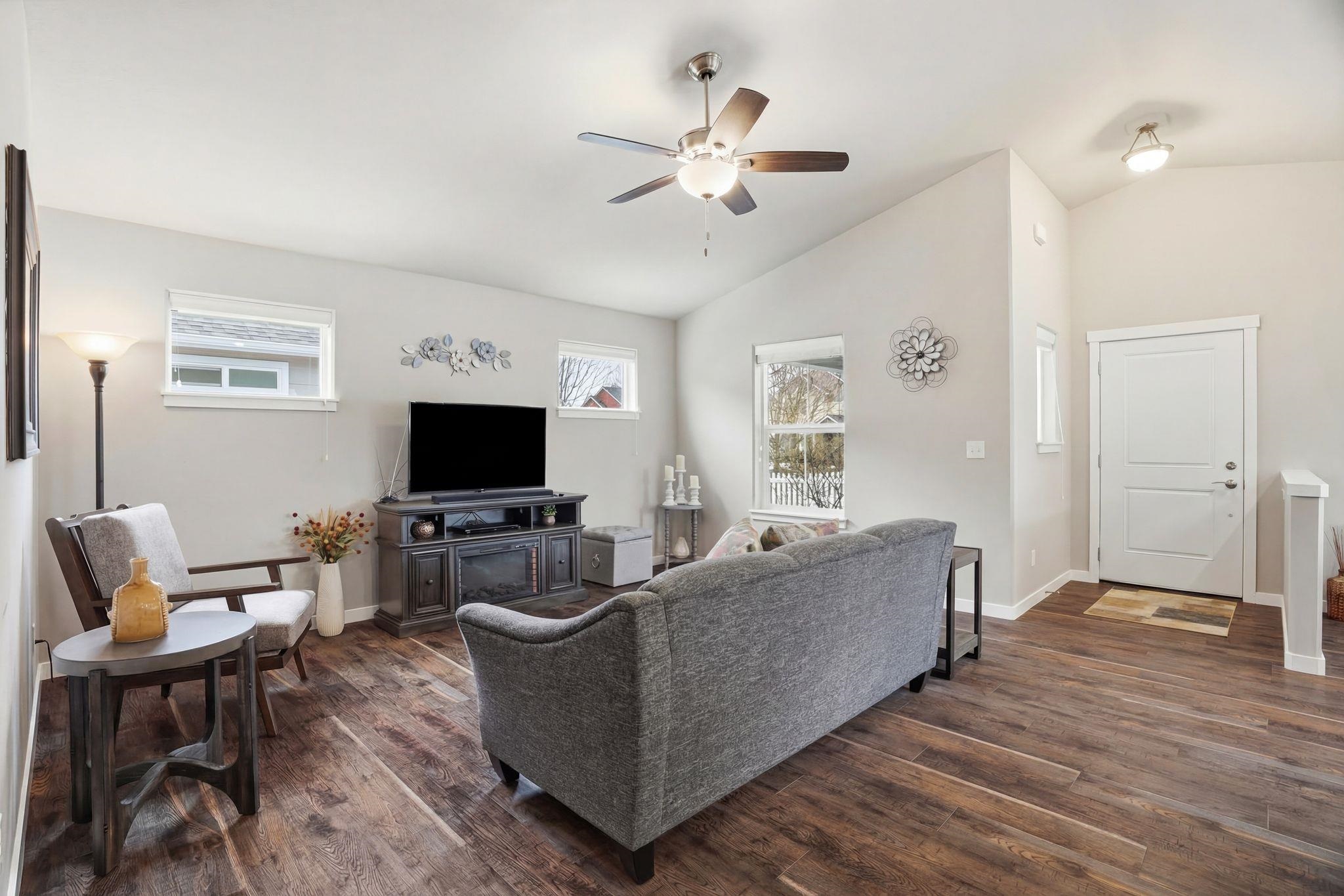 1625 N Holl Blvd - Photo 3