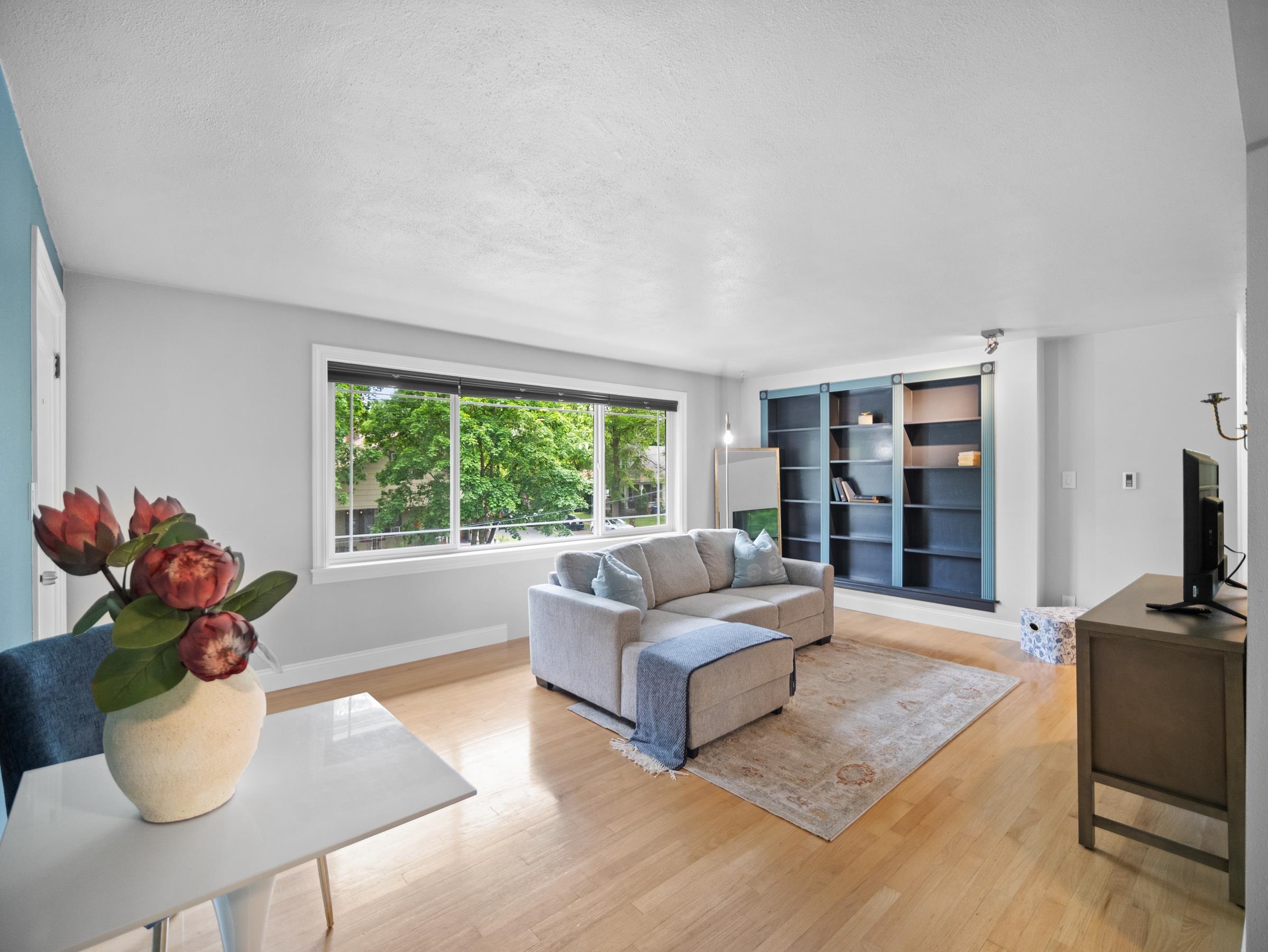 1109 S WALNUT St - Photo 2
