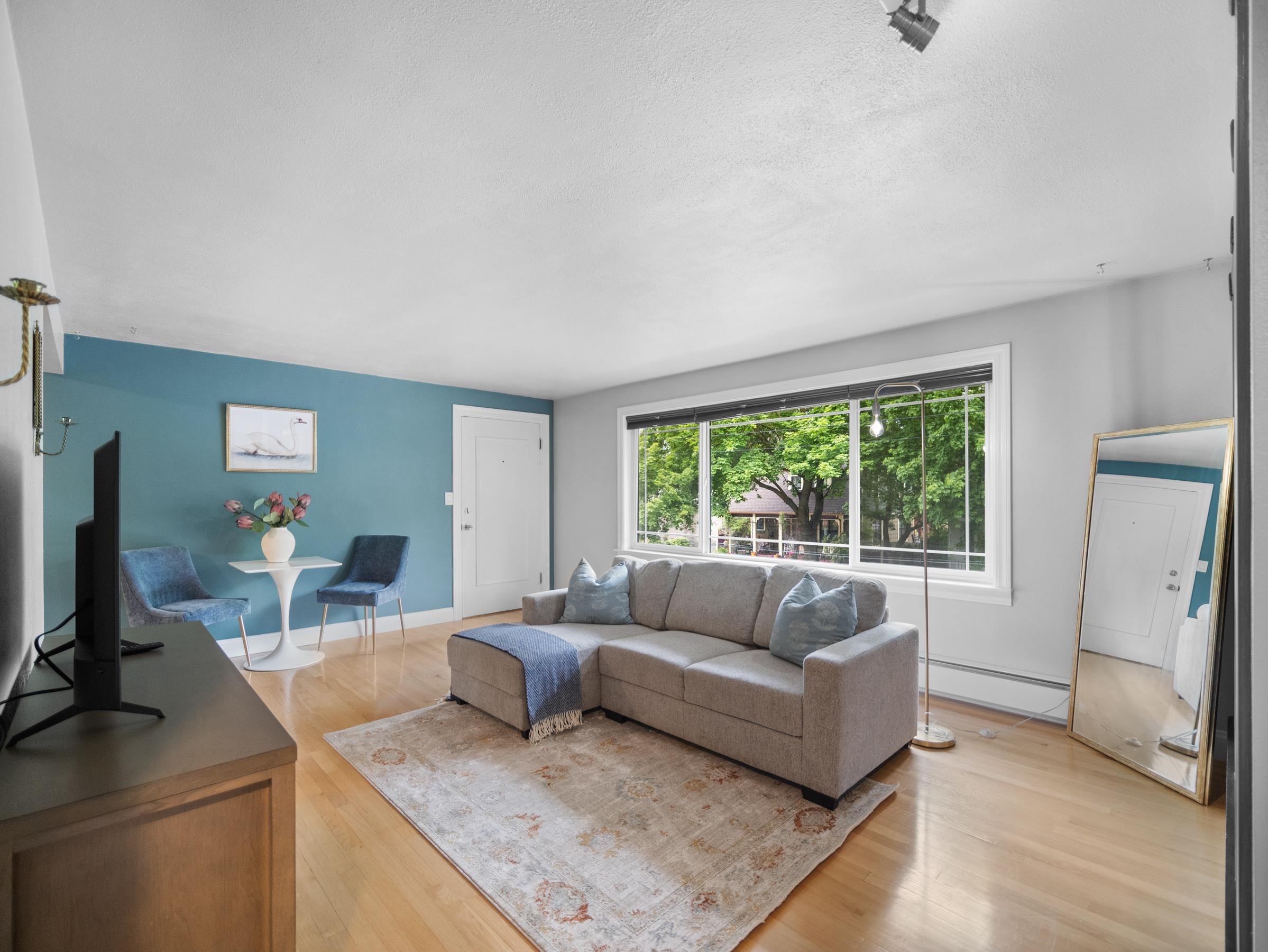 1109 S WALNUT St - Photo 3