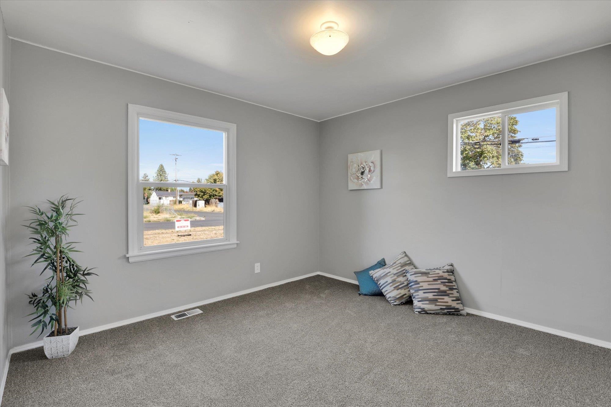 560 E Joseph Ave - Photo 2