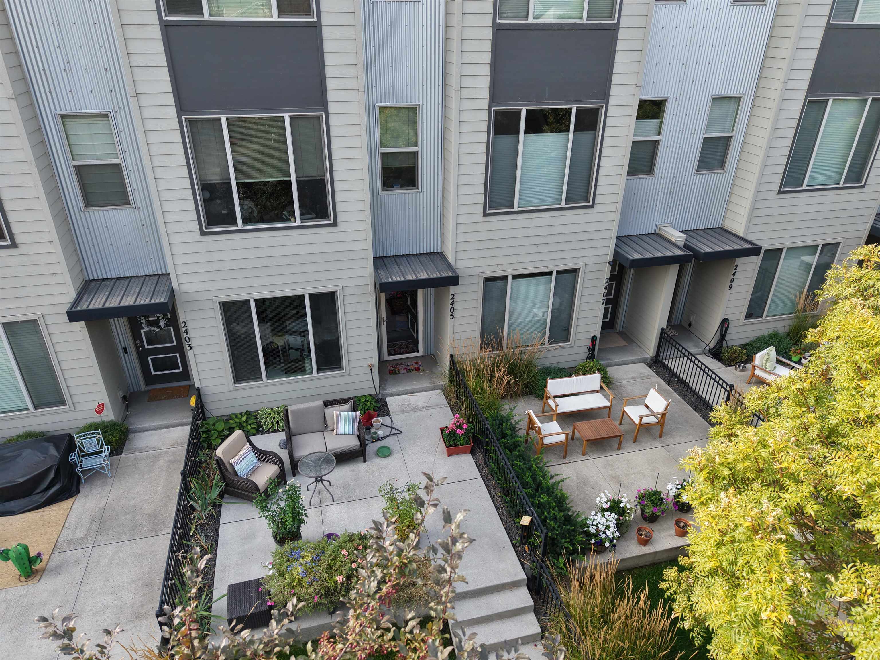 2405 W BRIDGE Ave - Photo 2