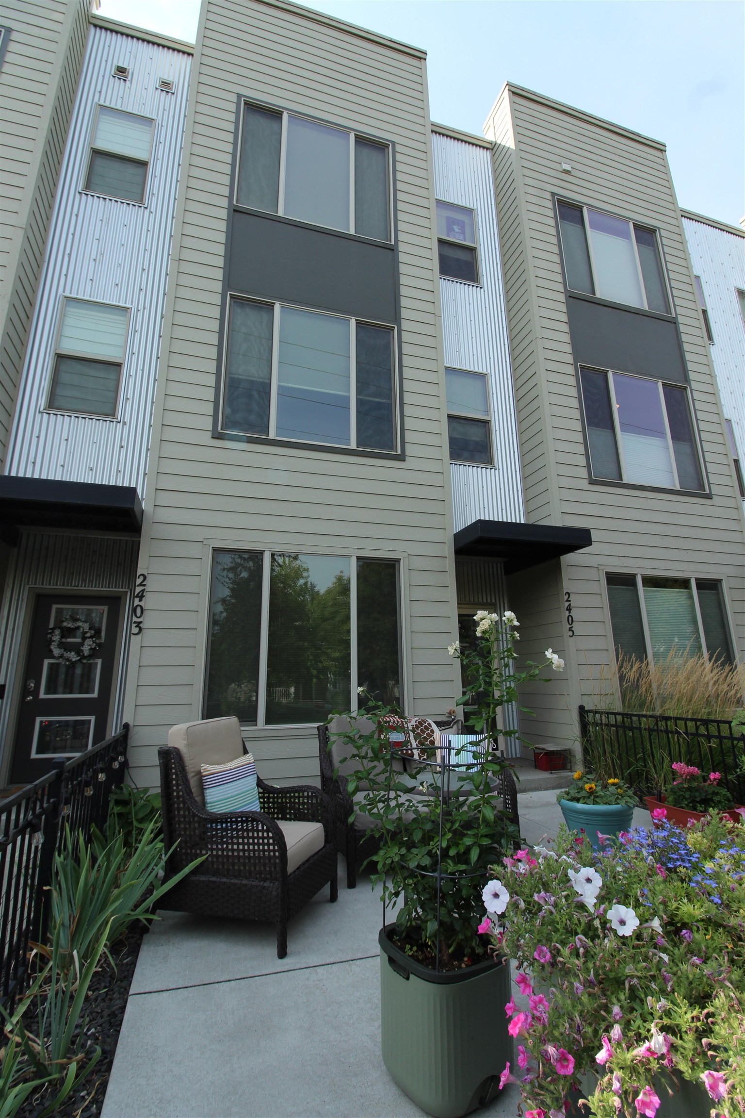 2405 W BRIDGE Ave - Photo 1