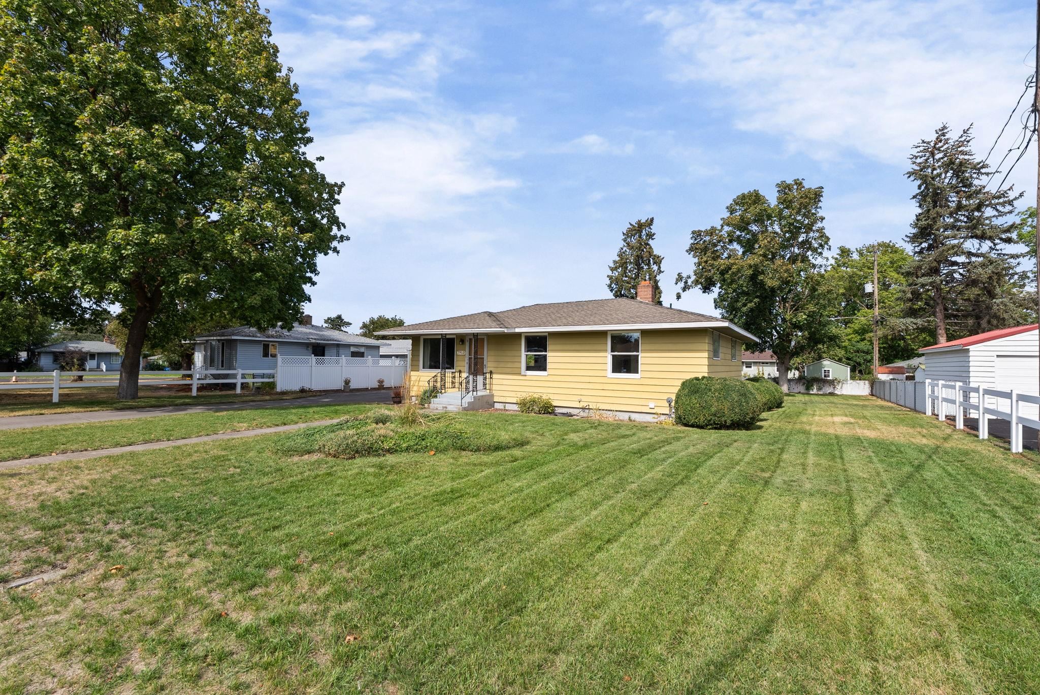 7913 E Indiana Ave - Photo 2