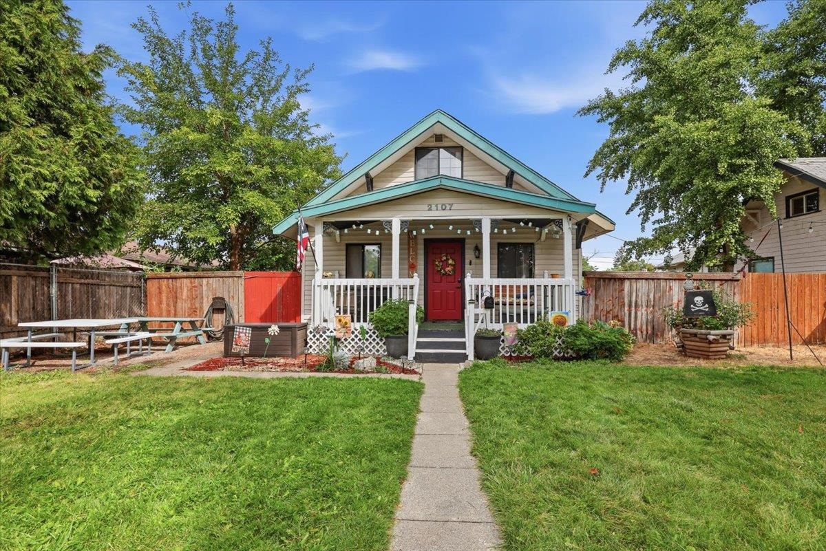 2107 E SINTO Ave - Photo 1