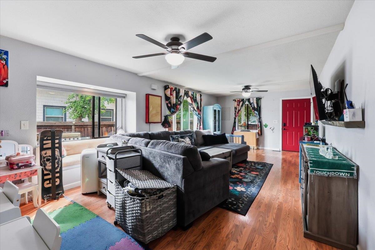 2107 E SINTO Ave - Photo 3