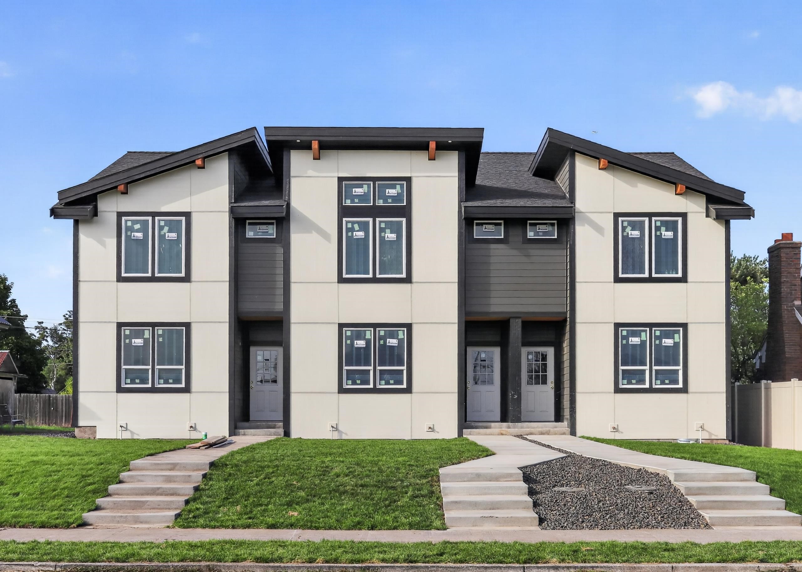 215 E Everett Ave - Photo 1