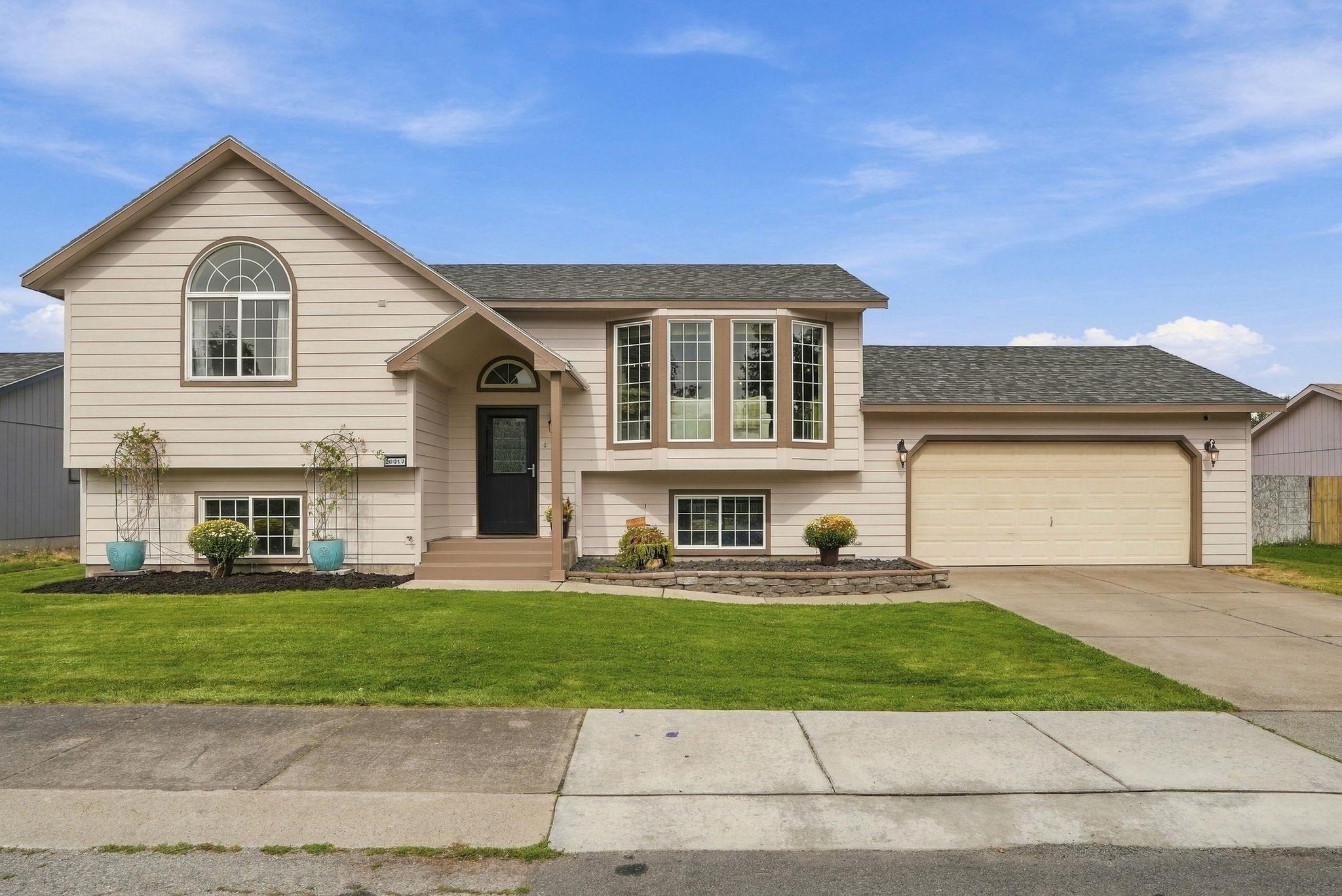 20017 E Grace Ln - Photo 2