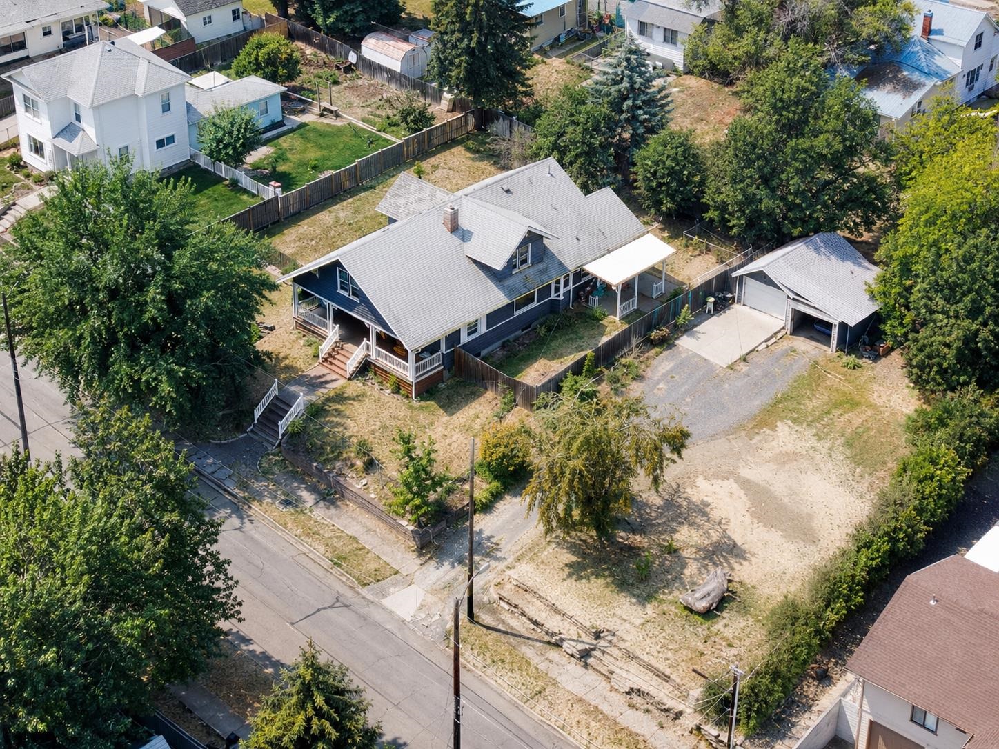 1008 S Lake St - Photo 2