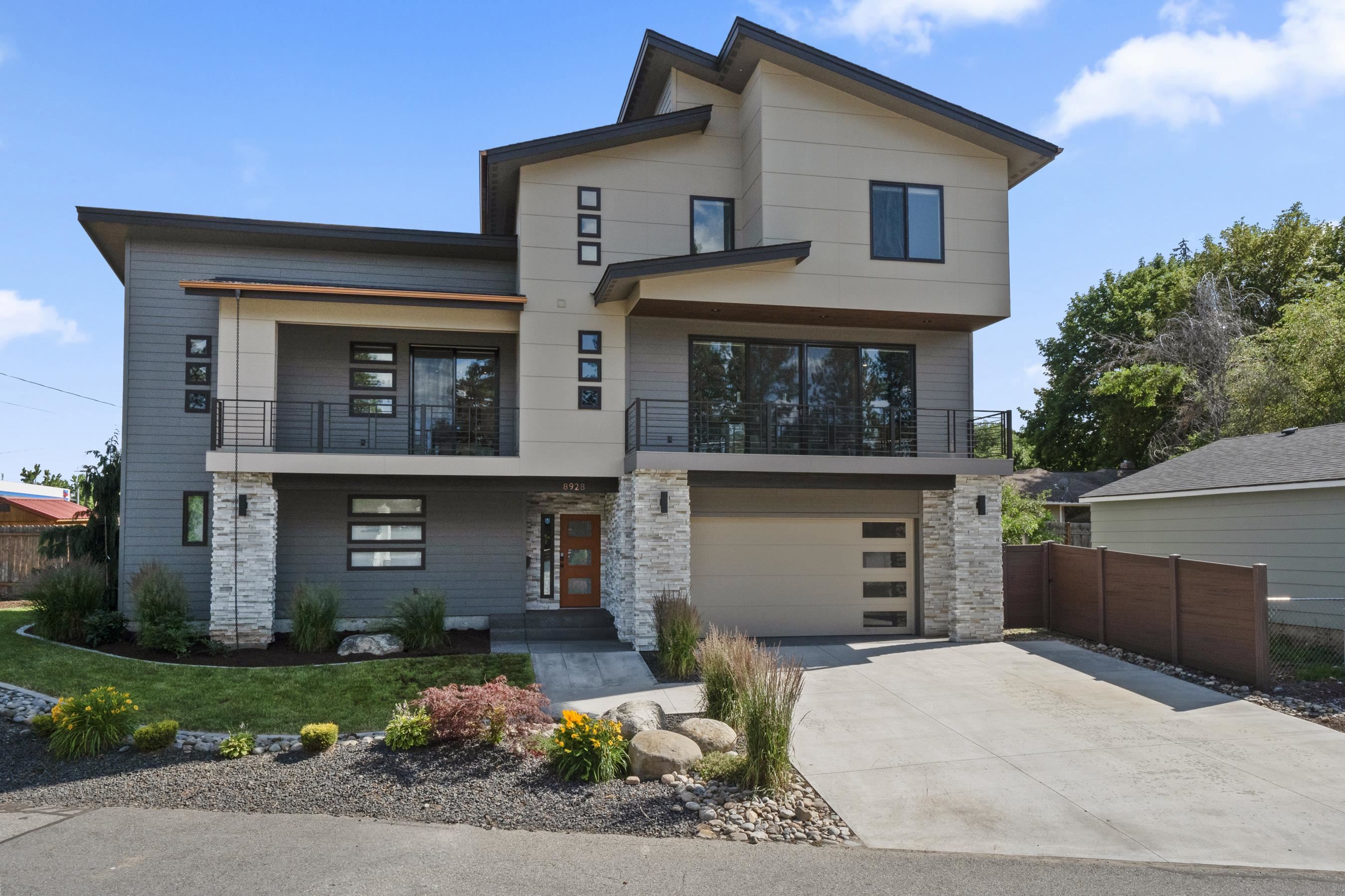 8928 E South Riverway Ave - Photo 1