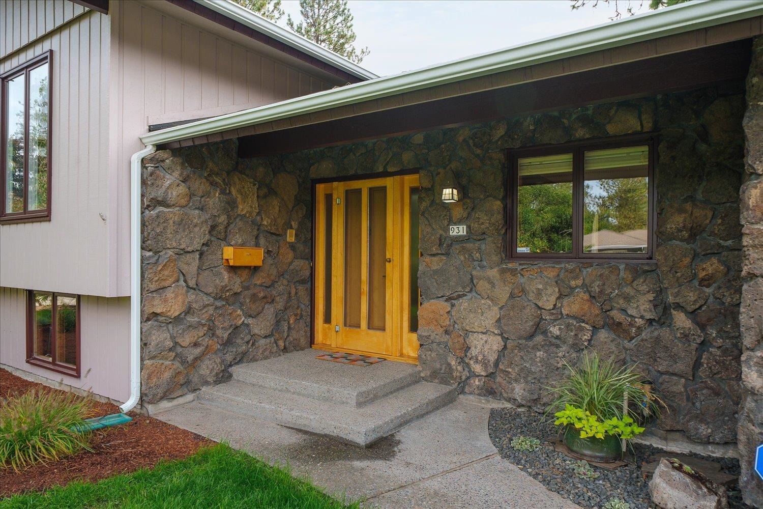 931 W Regent Ct - Photo 2