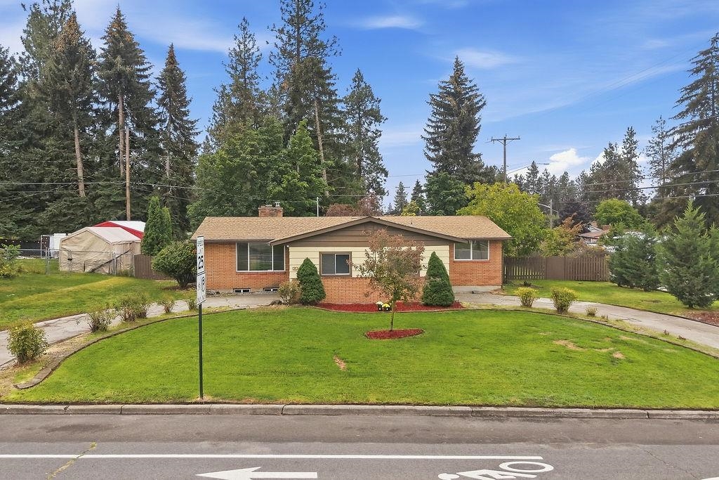 621 W Greta Ave - Photo 1