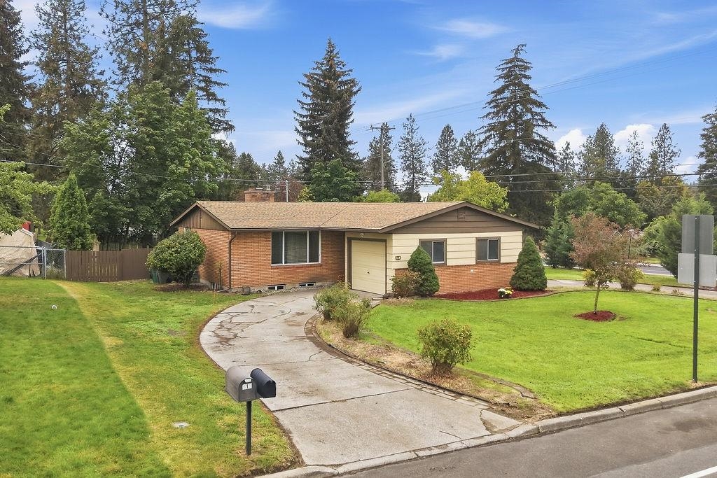 621 W Greta Ave - Photo 2