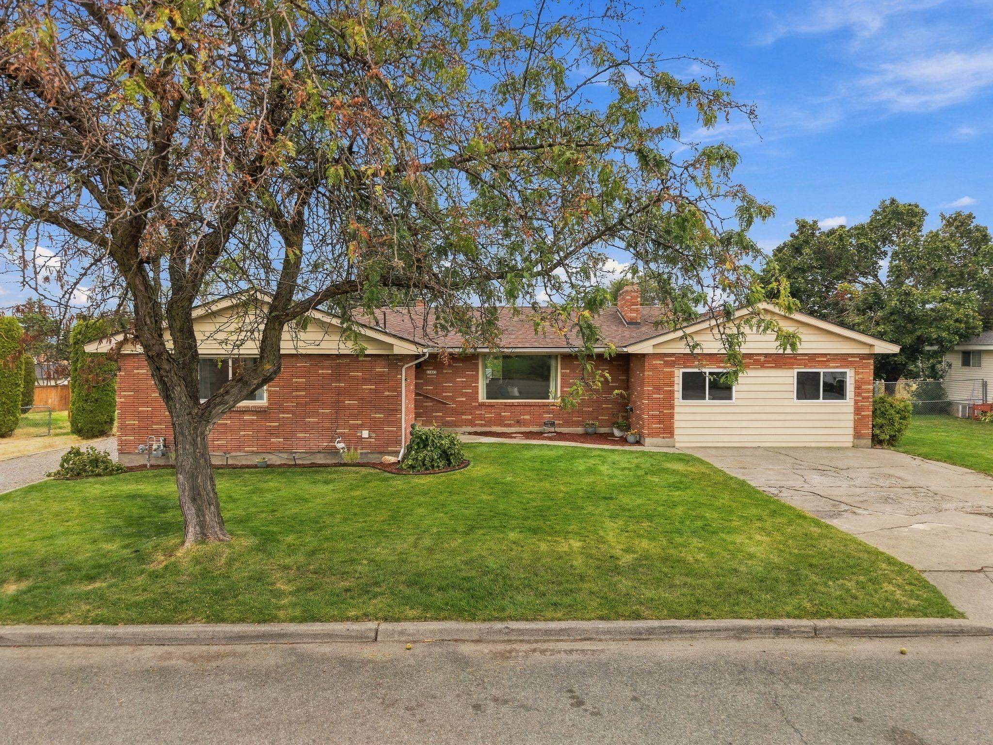 11403 E 11th Ave - Photo 1