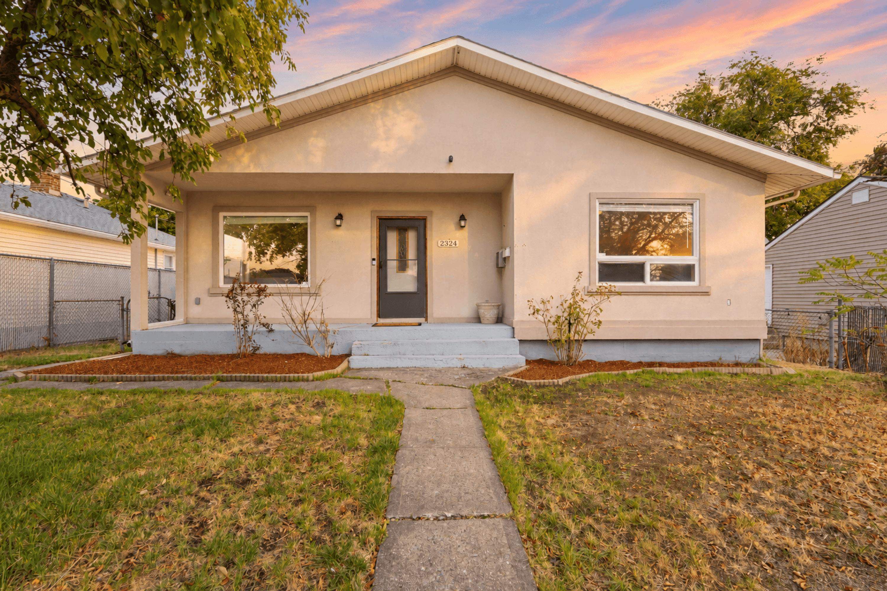 2324 W Everett Ave - Photo 1