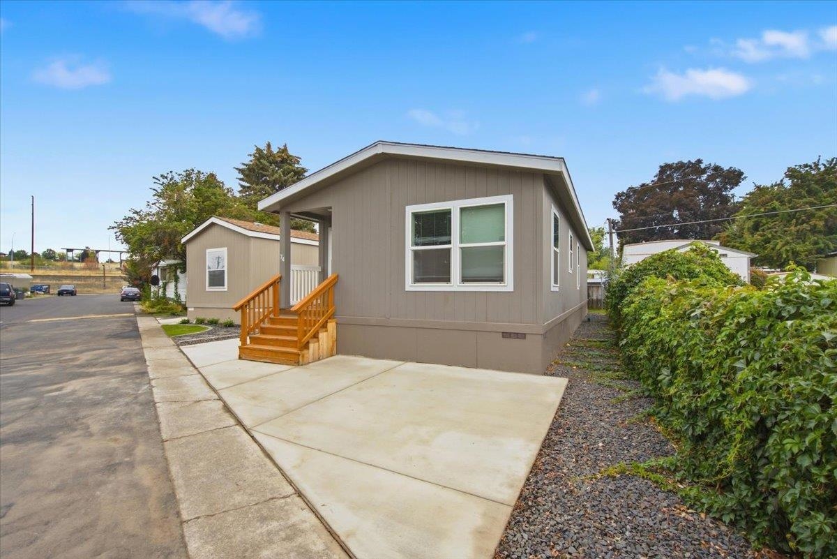 11920 E Mansfield Ave - Photo 2