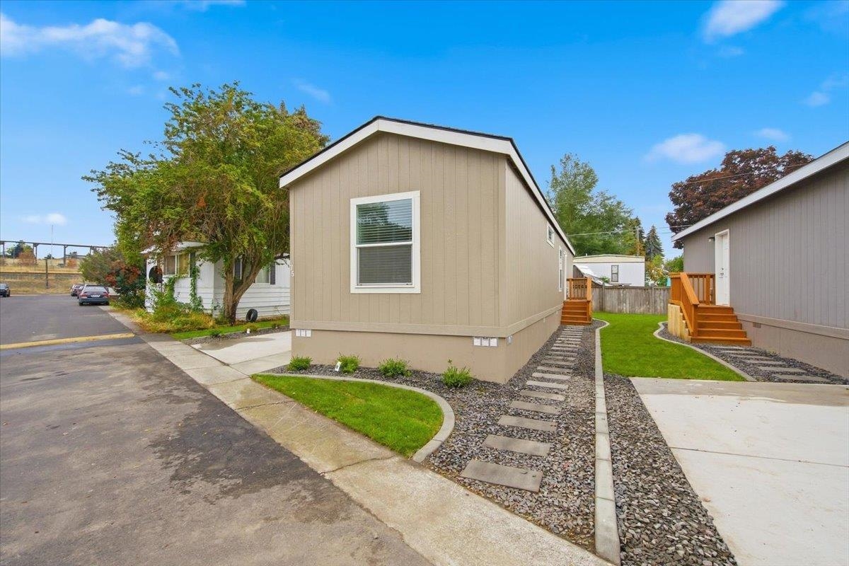 11920 E Mansfield Ave - Photo 3