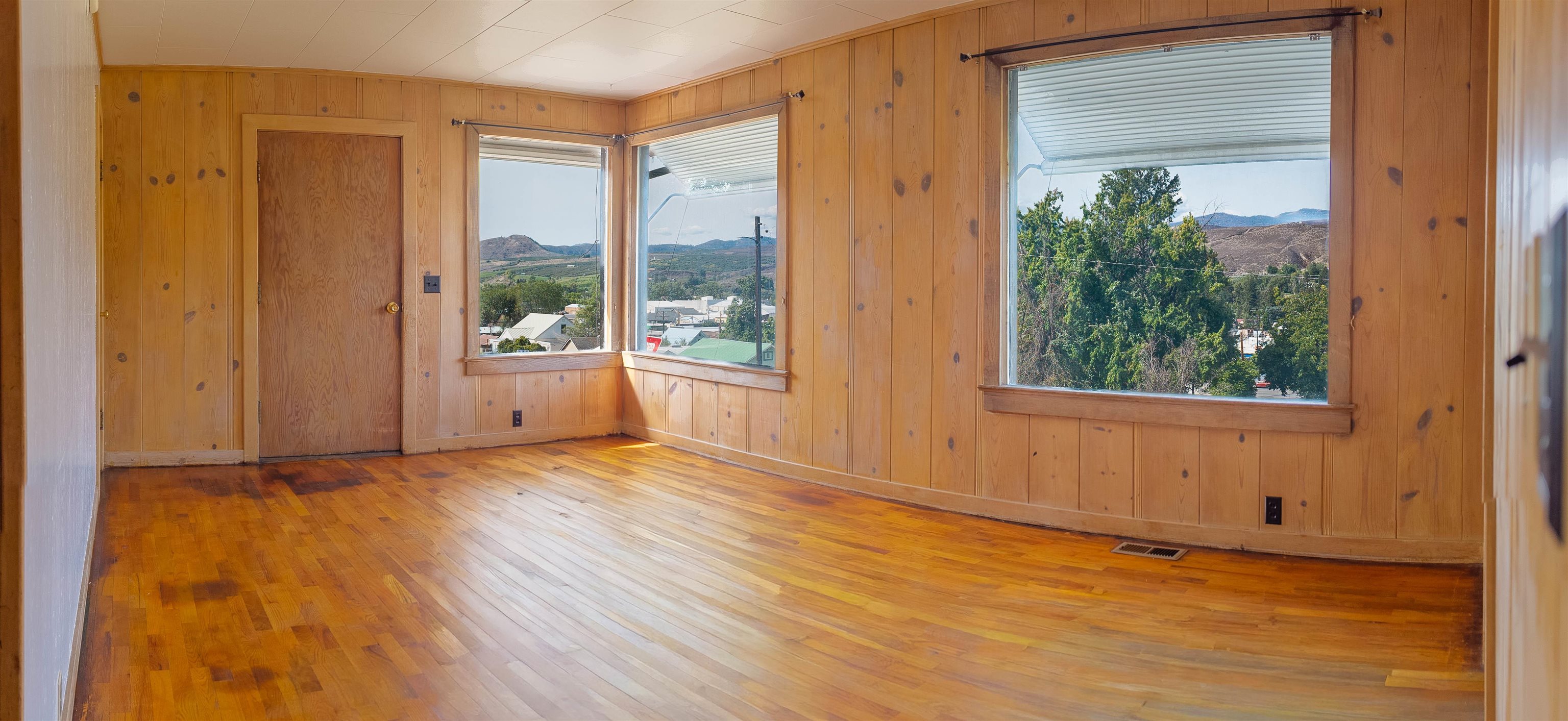 121 SW State St - Photo 3
